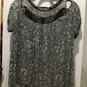 Ladies peep shoulder top